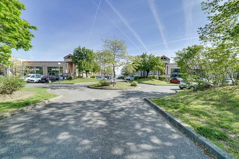 Situé au coeur du Parc du Chêne à Bron (69500), à