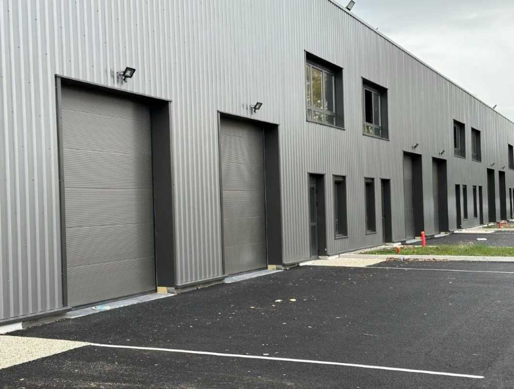 Situé au sein d'un parc d'activités à Bourgoin-Ja