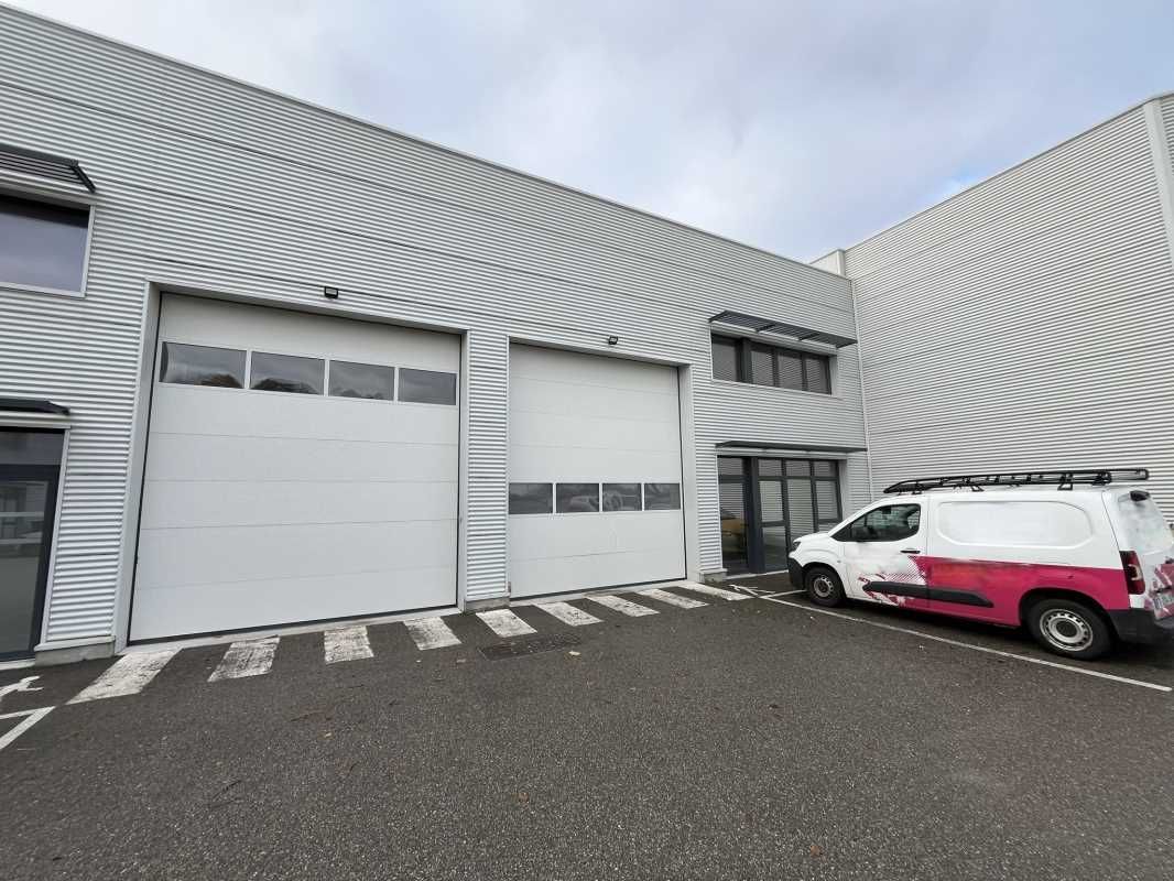 Situé à Genas, au coeur de la dynamique zone indu