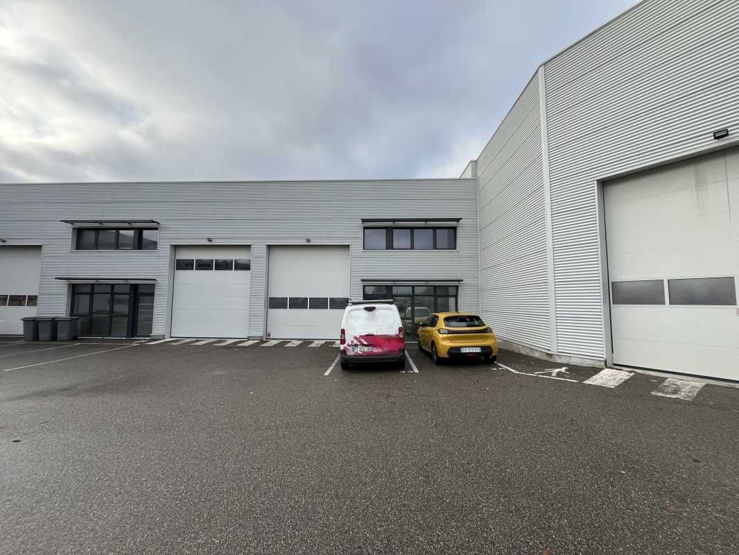 Situé à Genas, au coeur de la dynamique zone indu