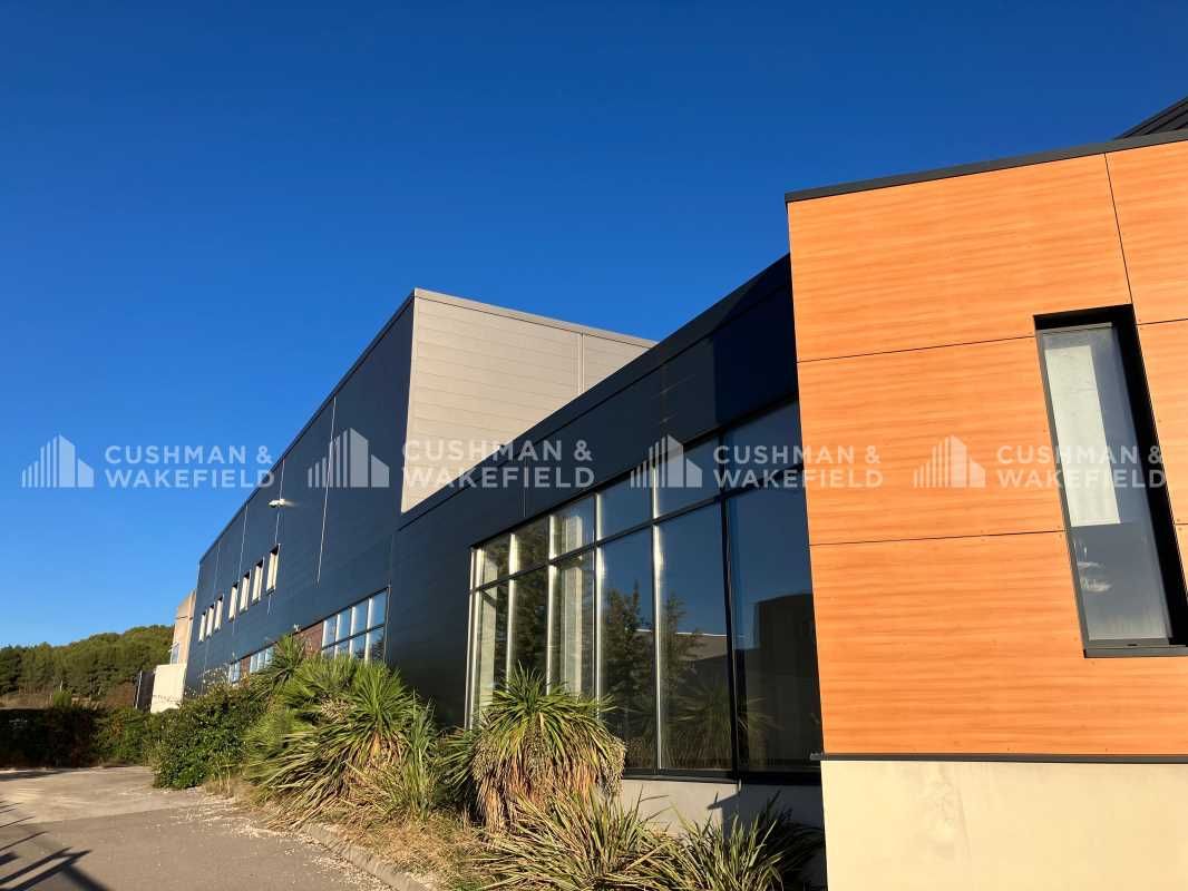 Local  d'activité en excellent état d'usage - Pôl