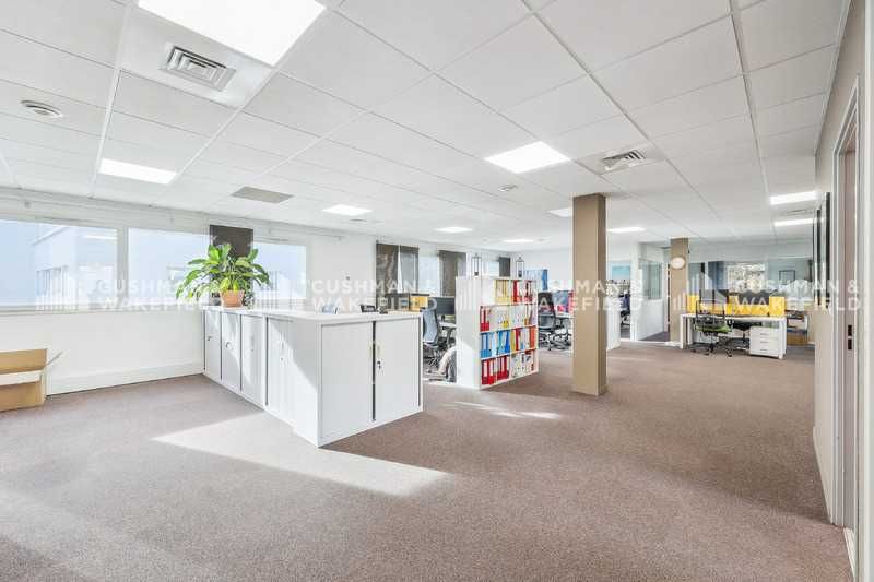 OPPORTUNITÉ À SAISIR - LE GRAND BOSQUET  Bureaux 