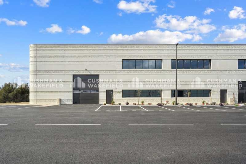 RARE SUR LE SECTEUR - A louer local d'activités  