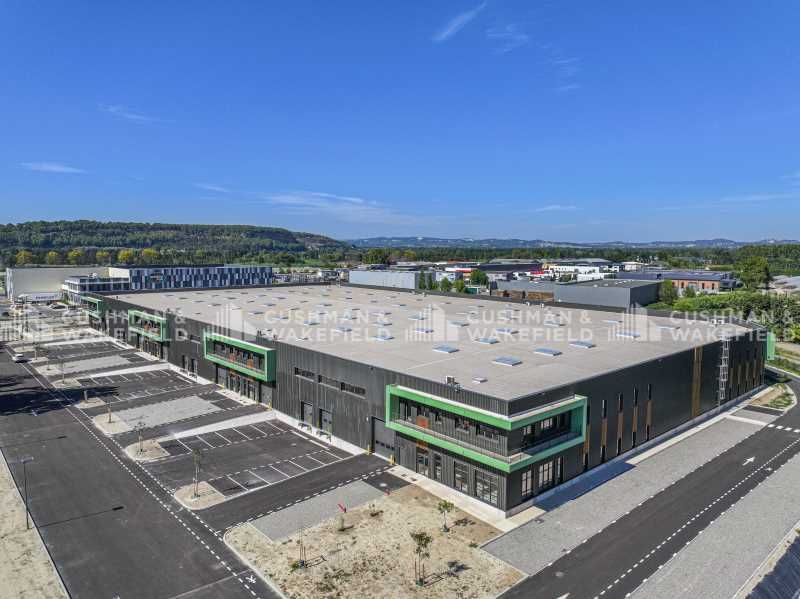 Local d'activités avec quai à louer sur Graveson 