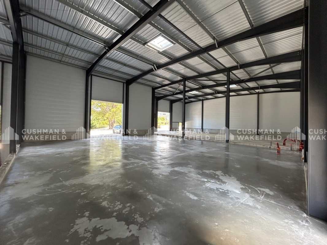 Activités de 1365 m² non divisibles à Louer à SIG