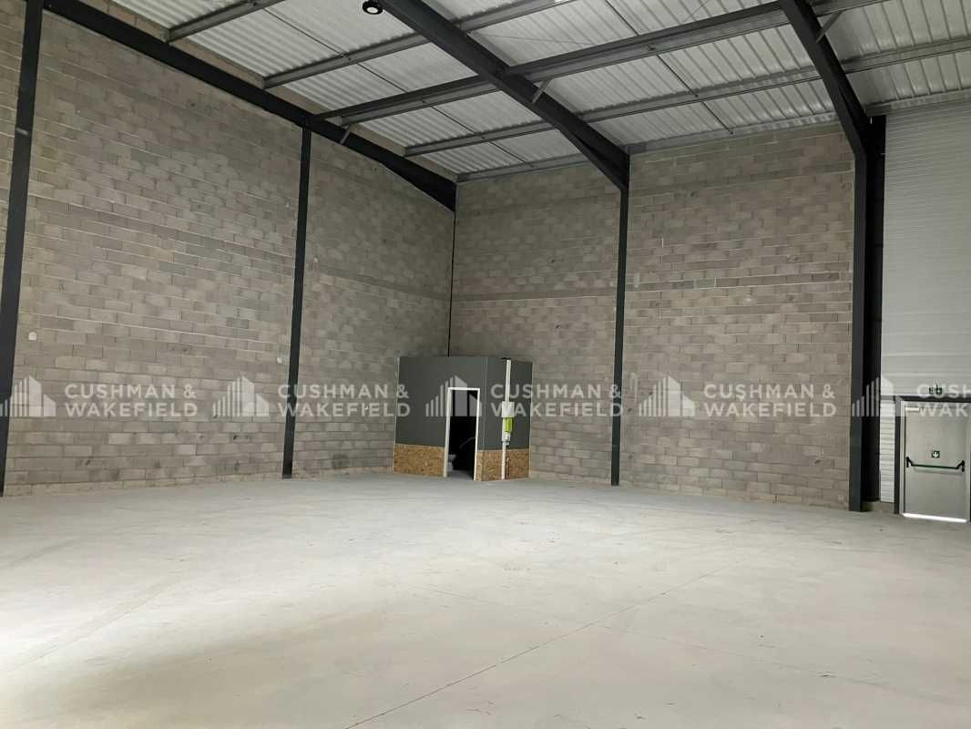 Activités de 510 m² non divisibles à Louer à SIGN