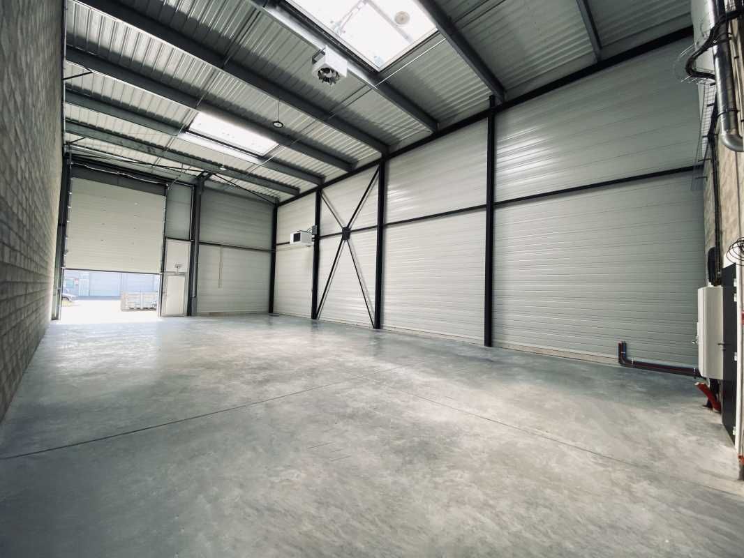 RARE SUR LE SECTEUR - Local d'activités à vendre 