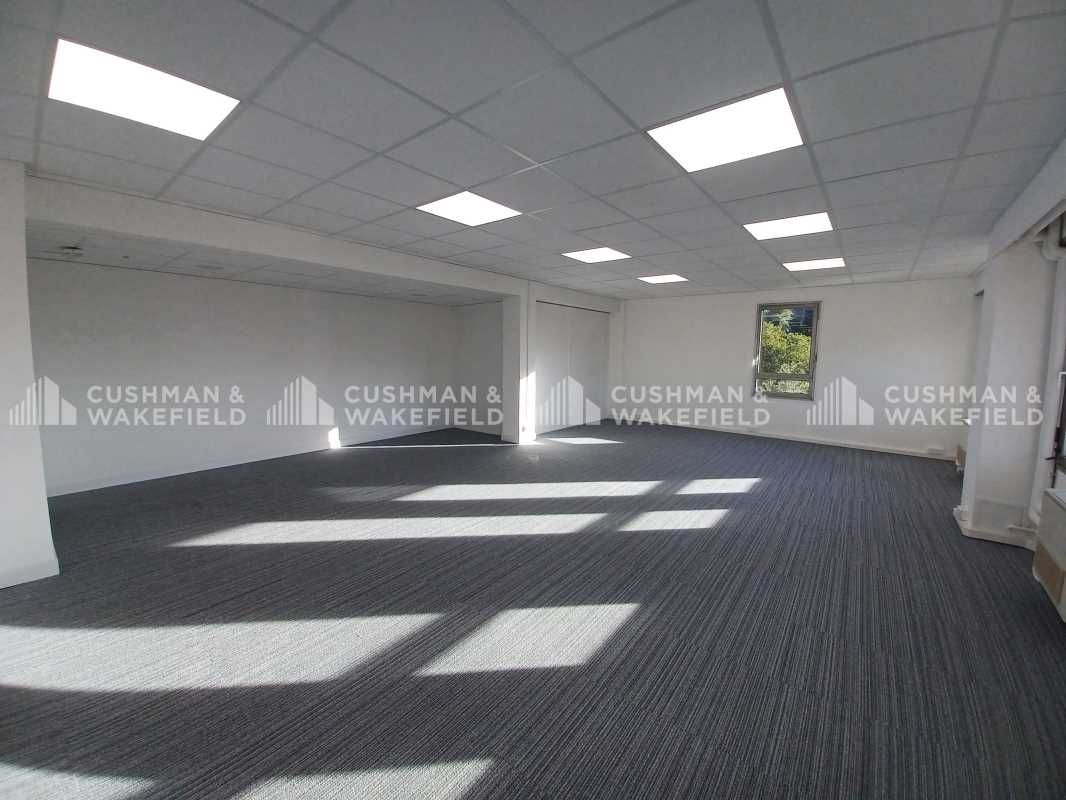 LES BUREAUX DE CORINTHE  Surfaces de bureaux à lo