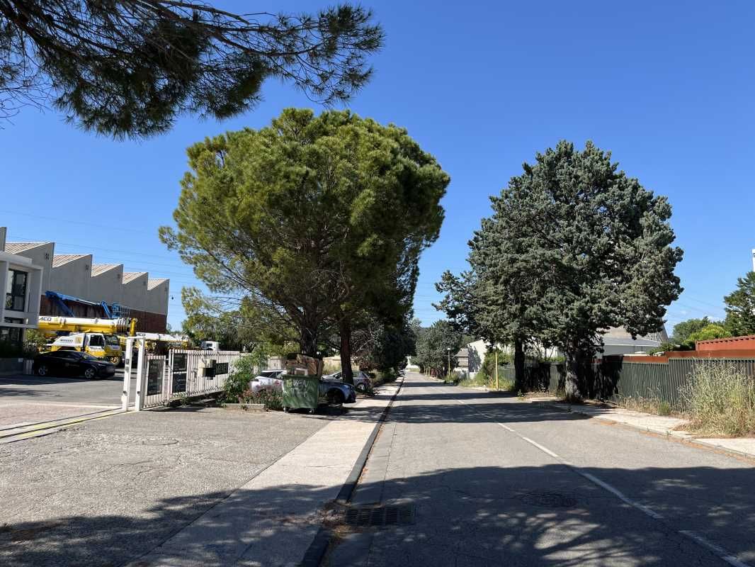 Rare sur le secteur - Local d'activités à vendre 