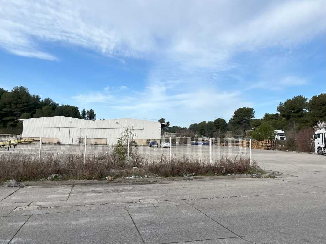 À LOUER - Entrepôts & Showroom divisibles avec vi