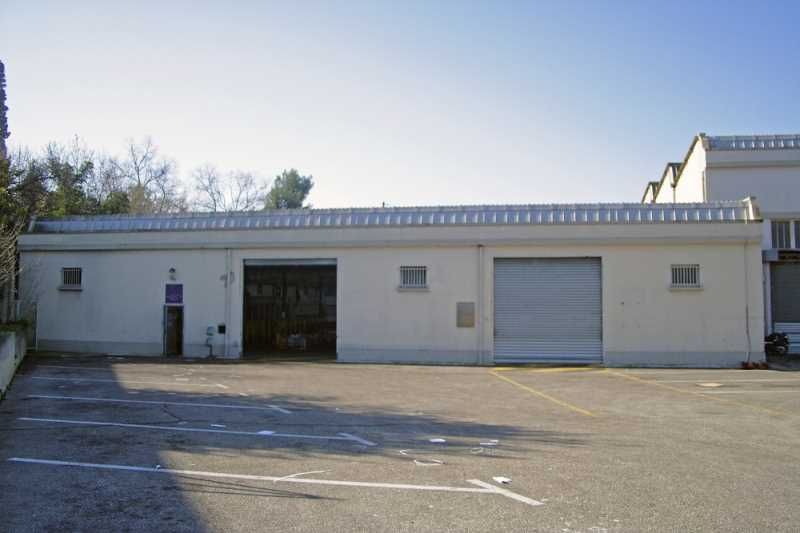 Situé au sein d'un parc d'activités clos du 13ème