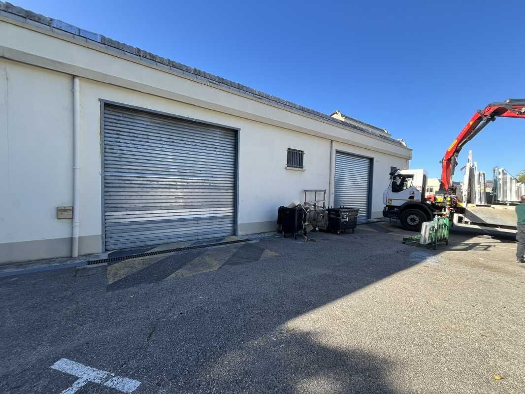 Situé au sein d'un parc d'activités clos du 13ème