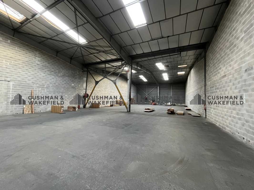 À louer, entrepôt avec accès à quai dans le 14? a