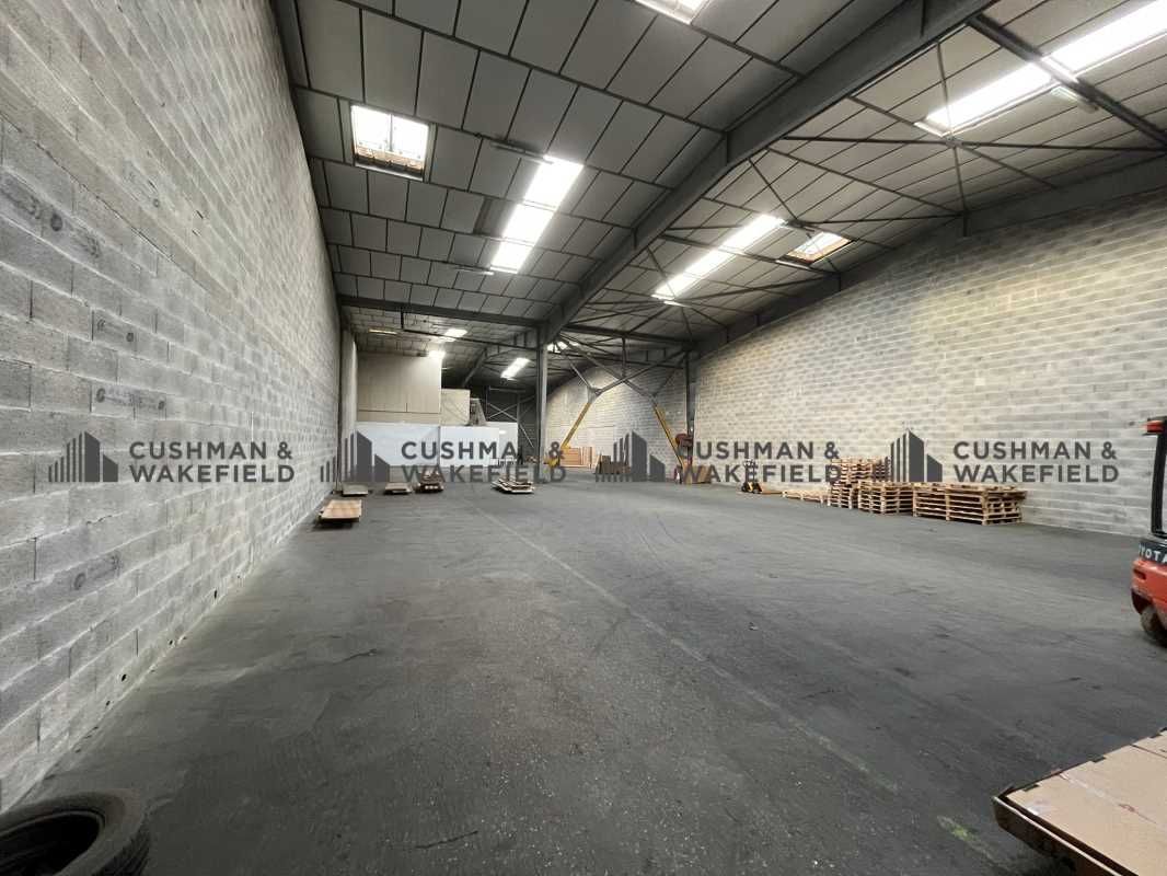 À louer, entrepôt avec accès à quai dans le 14? a