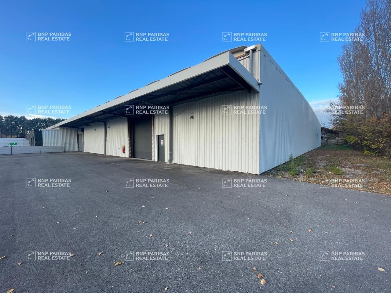 Location Activité 1330 m² non divisibles 83600 Fréjus