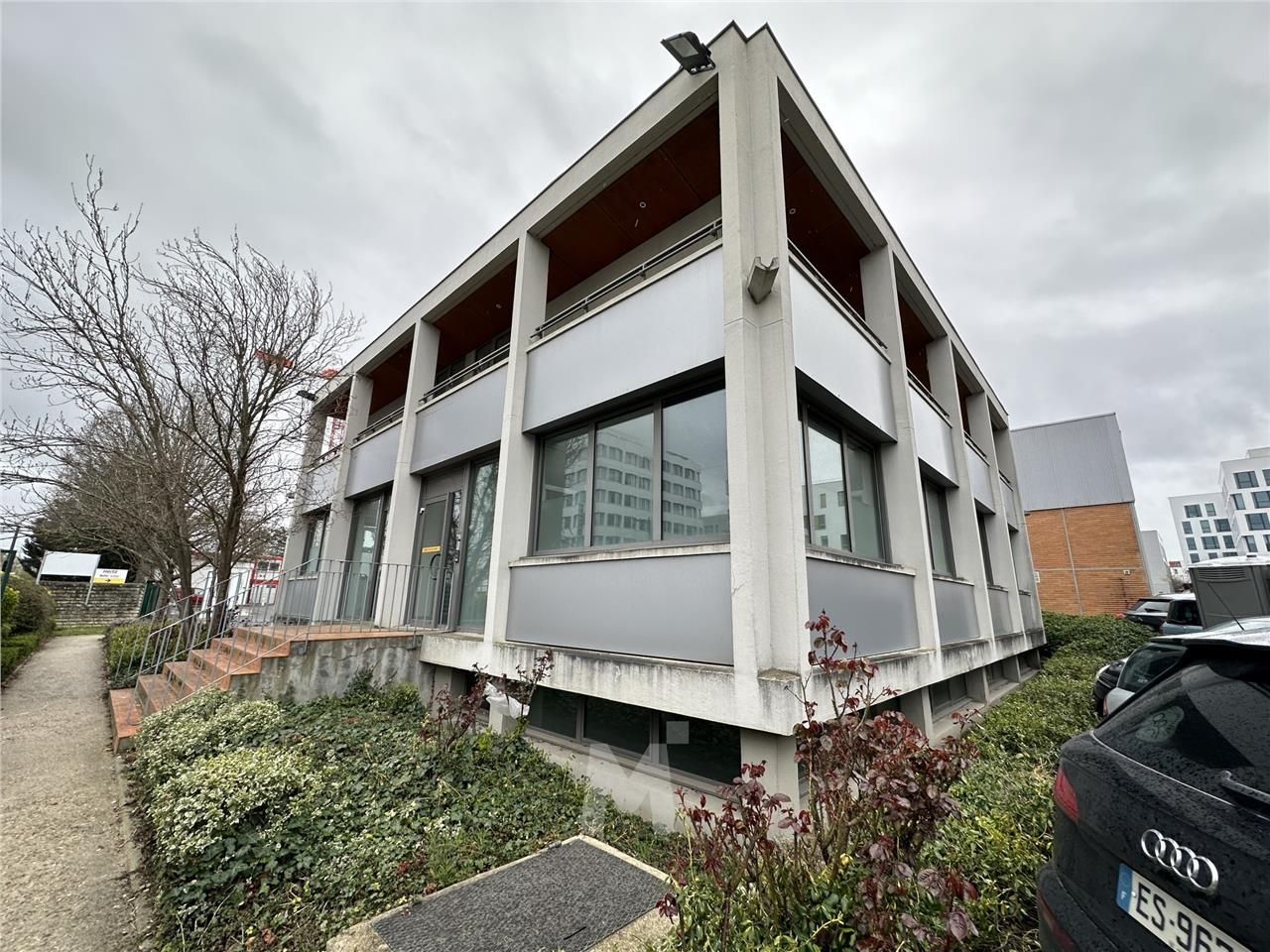 Proche de l'autoroute A10, de la RN 20 et de la g