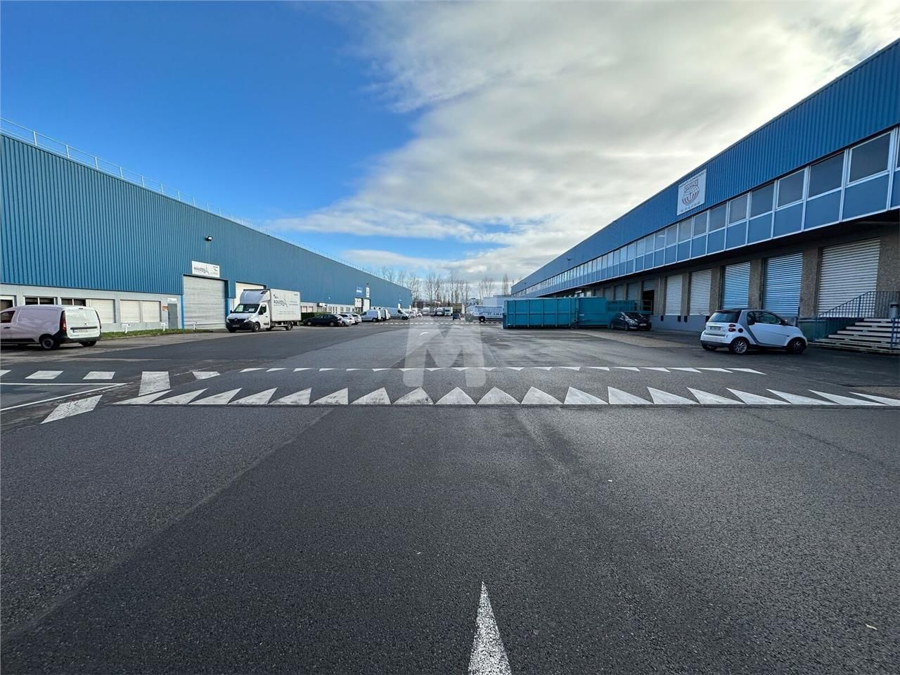 En bordure de l'autoroute A10 et de la RN 20, dan