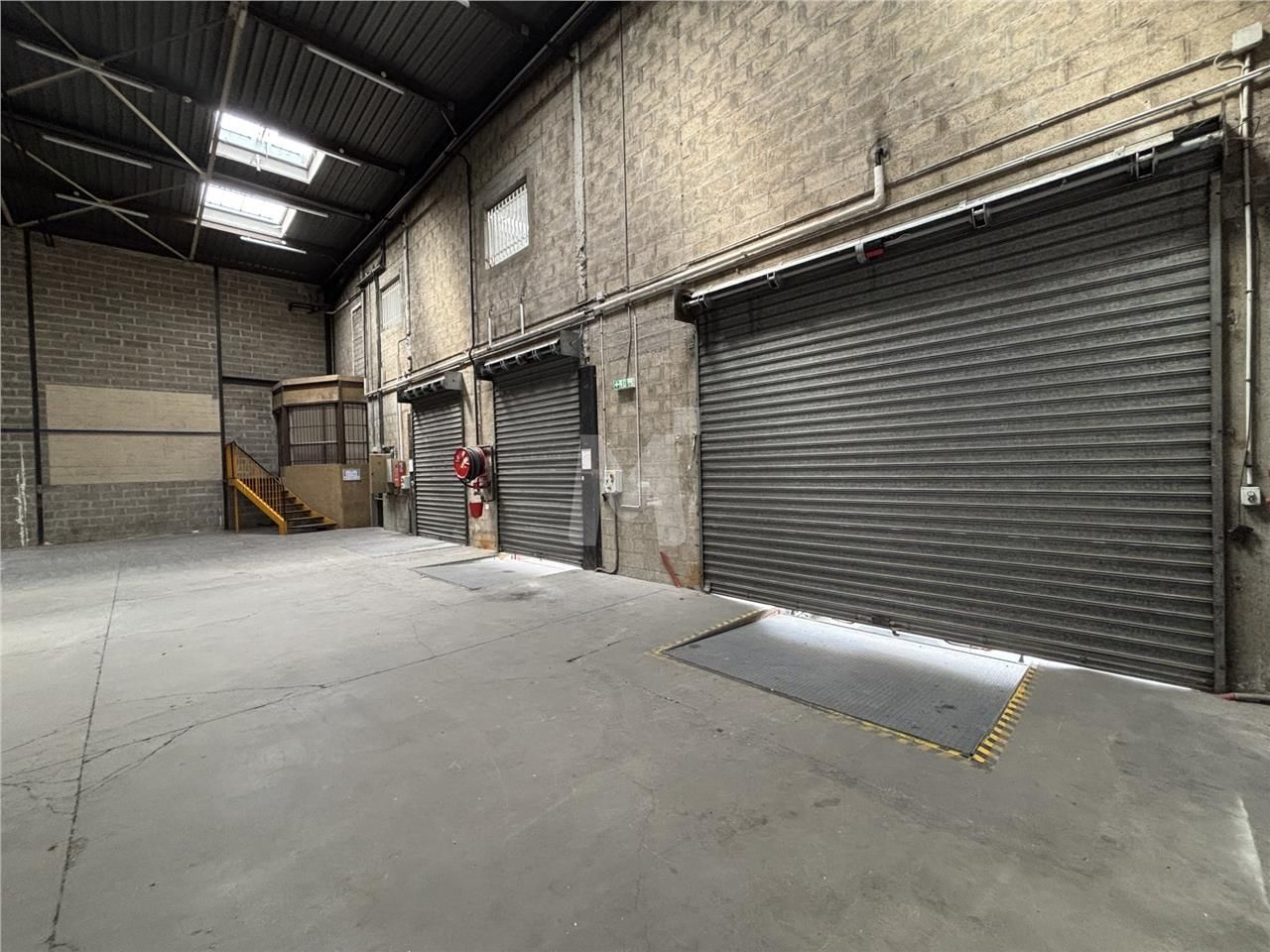 Situé entre l'autoroute A6 et la Nationale 7, dan