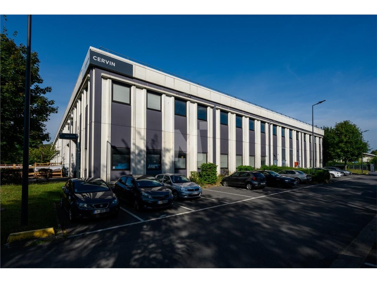 En façade de l'autoroute A6 et à proximité de la 