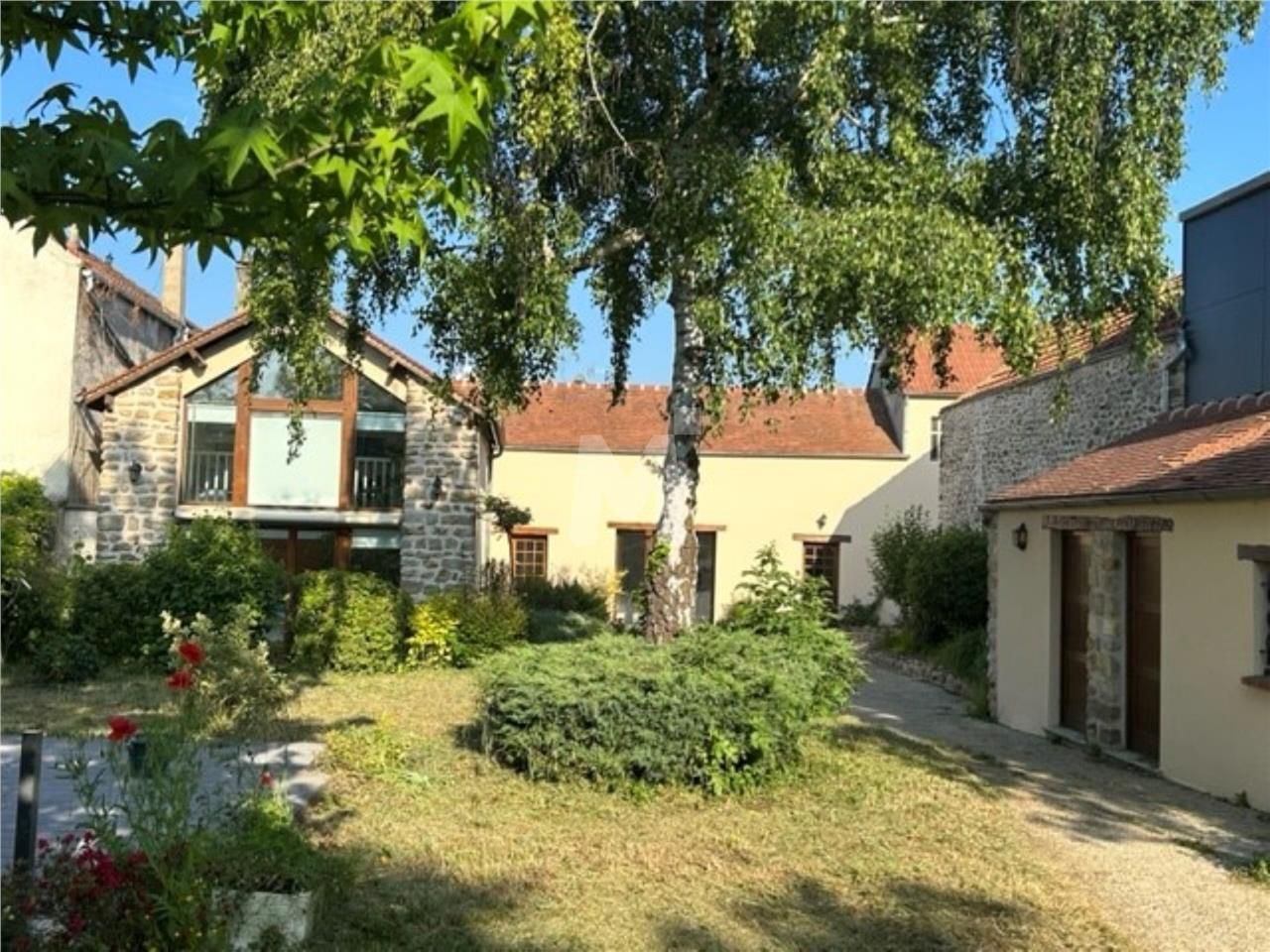 Sur un foncier de 846 m², nous vous proposons à l