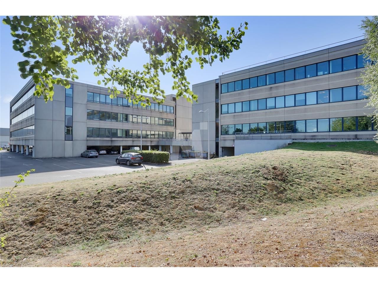 Au croisement des autoroutes A6 et A10, à 15 minu