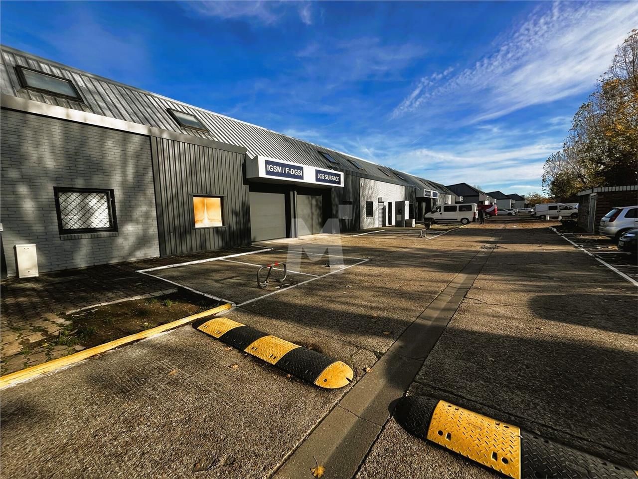 Dans un parc entièrement clos et sécurisé en faça