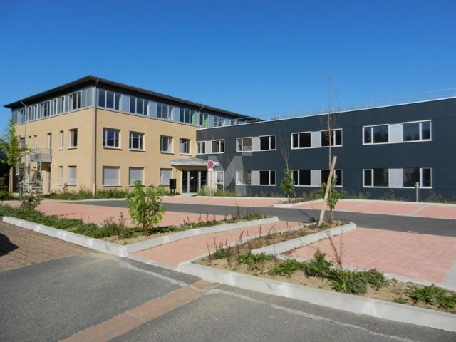 A proximité immédiate de la gare RER D de Savigny