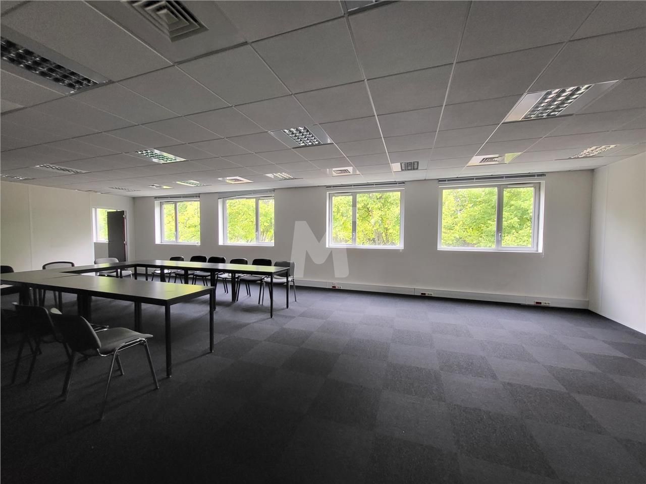 A proximité immédiate de la gare RER D de Savigny