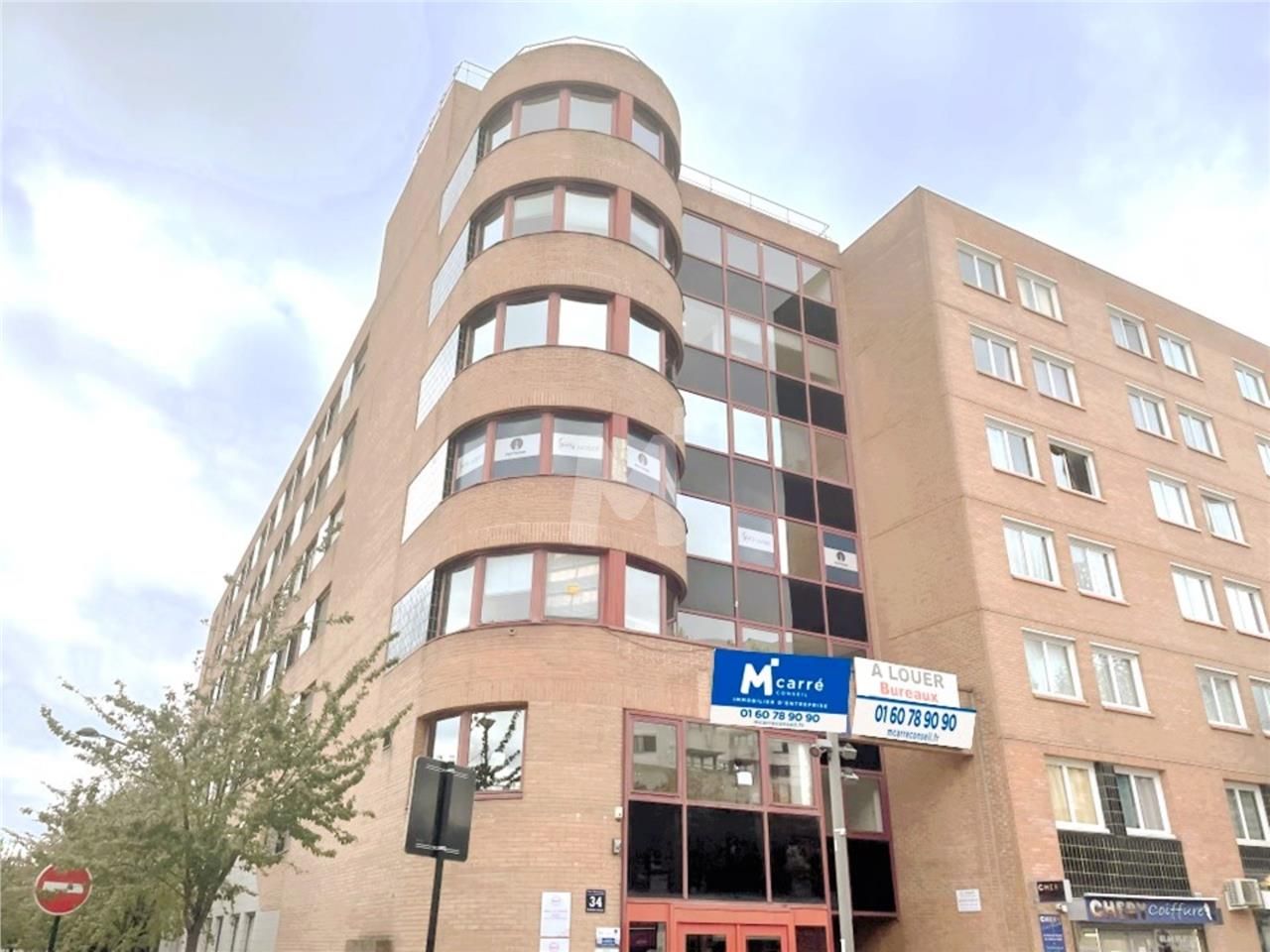 Face à la gare d'Evry-Courcouronnes et au pied de