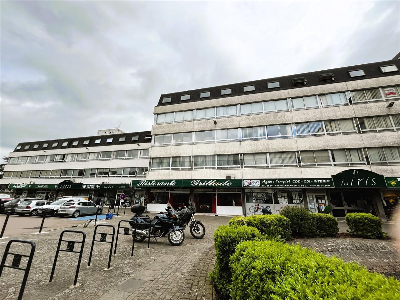 A proximité direct du RER D, nous vous proposons 