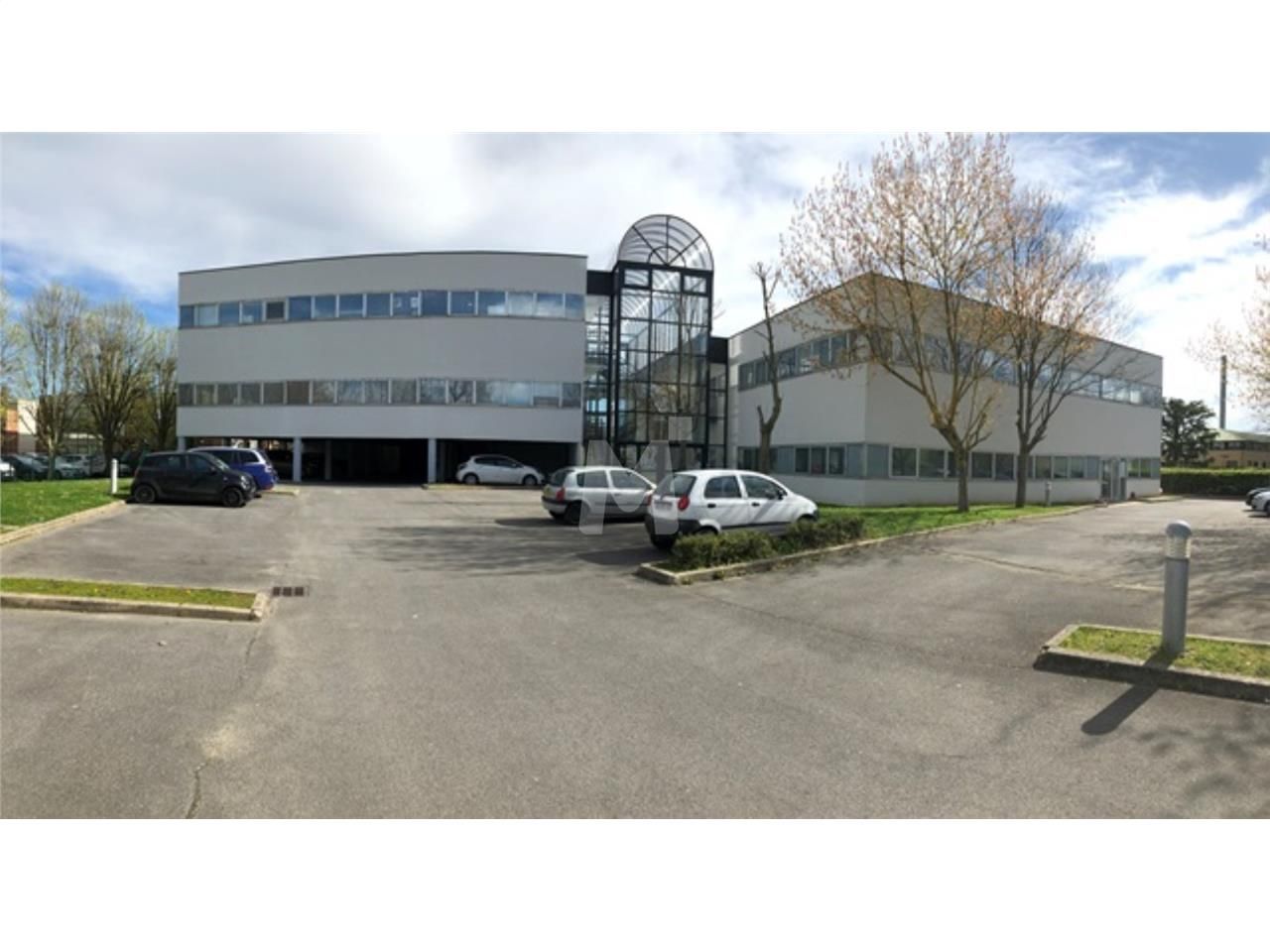 Dans un immeuble de standing bénéficiant d'un pat