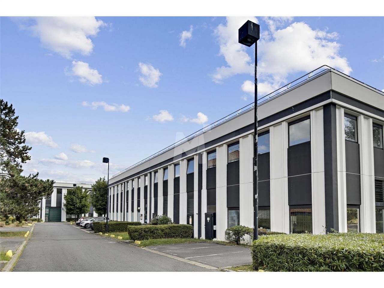 Idéalement situé  à proximité des autoroutes A86,