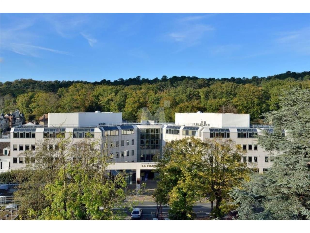 Situé à 400 m à pied de la gare SNCF et bénéficia