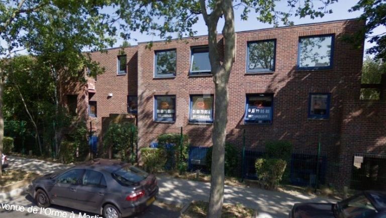 Dans un immeuble à usage de bureaux, nous vous pr