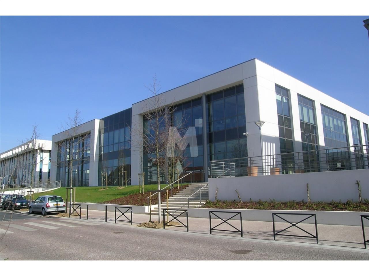 Au carrefour des autoroutes A6/A86/A106 dans un p