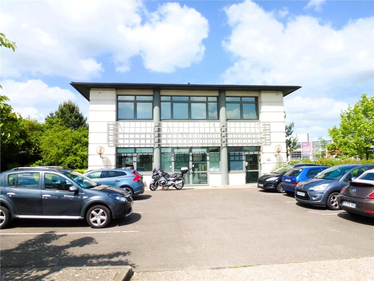 A proximité de la Francilienne (N104), au 1er éta