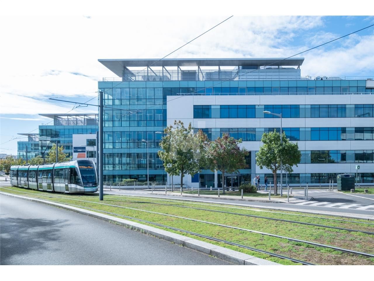 A proximité de l'autoroute A6 et de la Nationale 