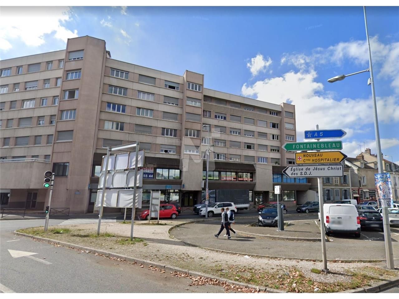 A proximité immédiate de la Cité Administrative d