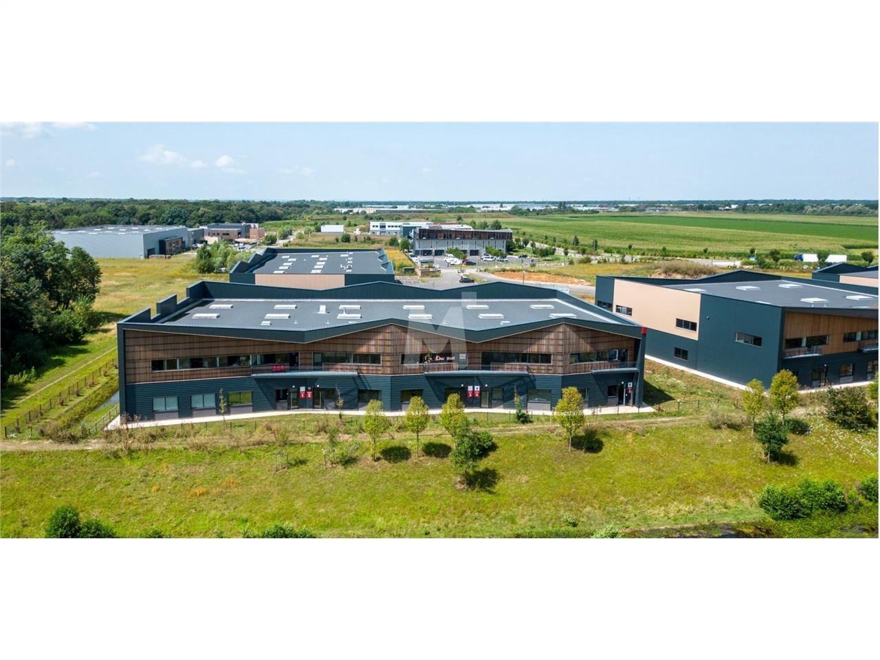 Au sein d'un parc d'activité principalement dédié