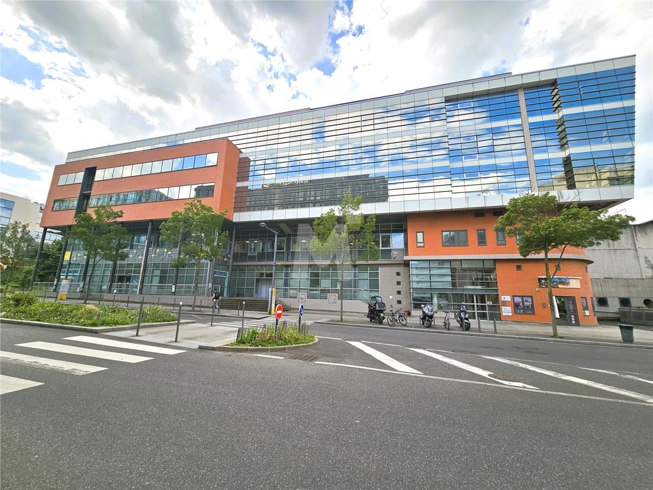 A moins de 500 m de la gare RER/TGV de Massy-Pala