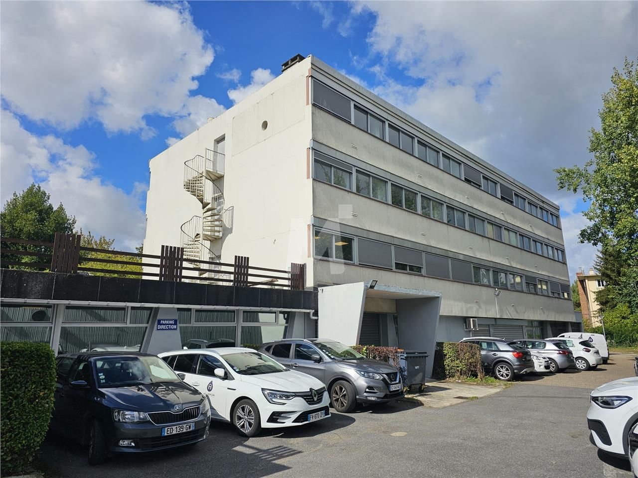 Dans un immeuble mixte, nous vous proposons des l