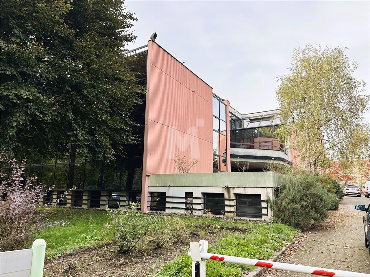 En bordure de l'autoroute A86, nous vous proposon