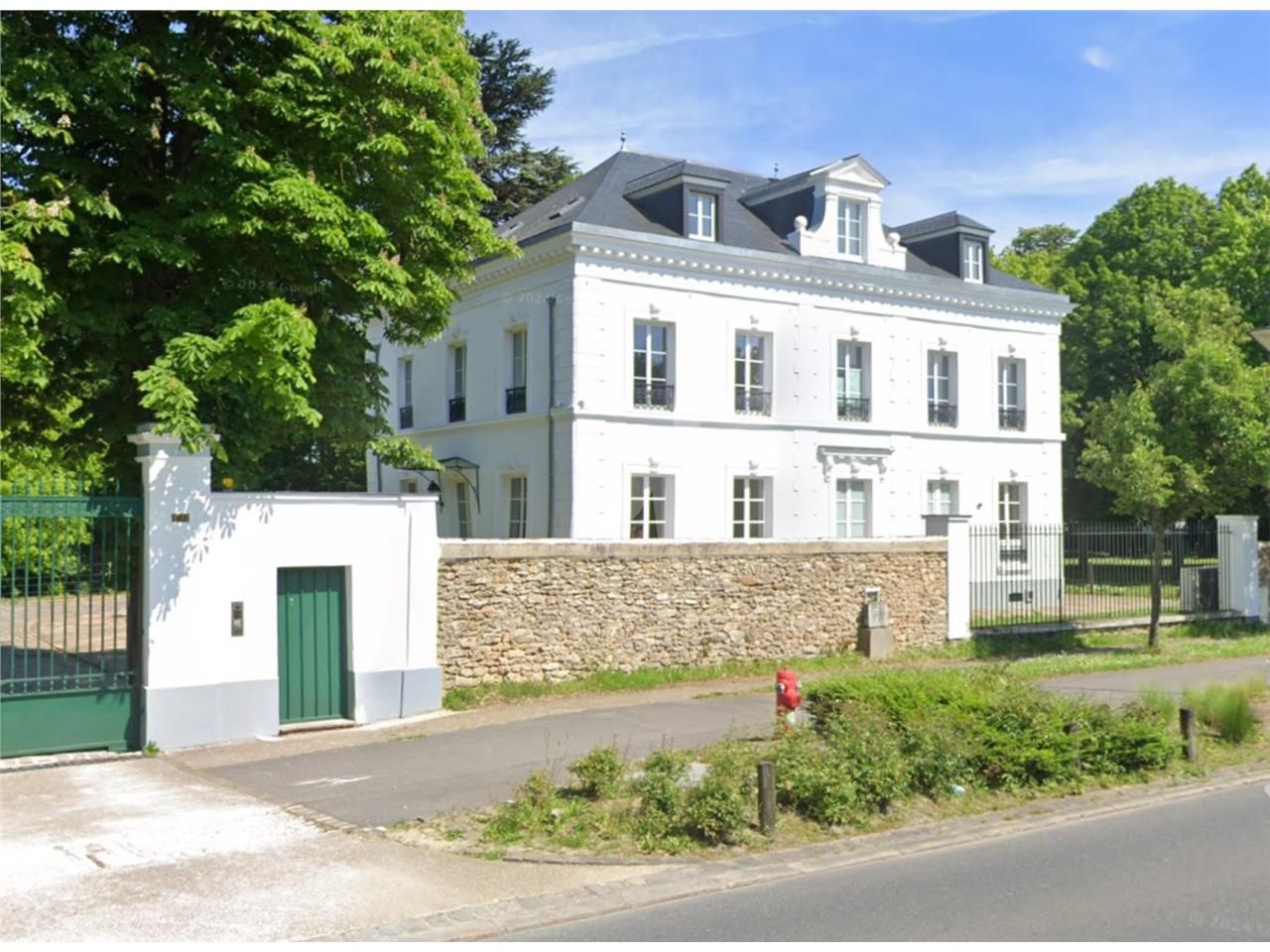 Bénéficiant d'un accès aisé en bordure de Nationa