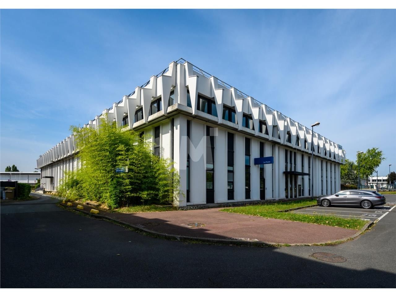 En façade de l'Autoroute A6 et à proximité de la 