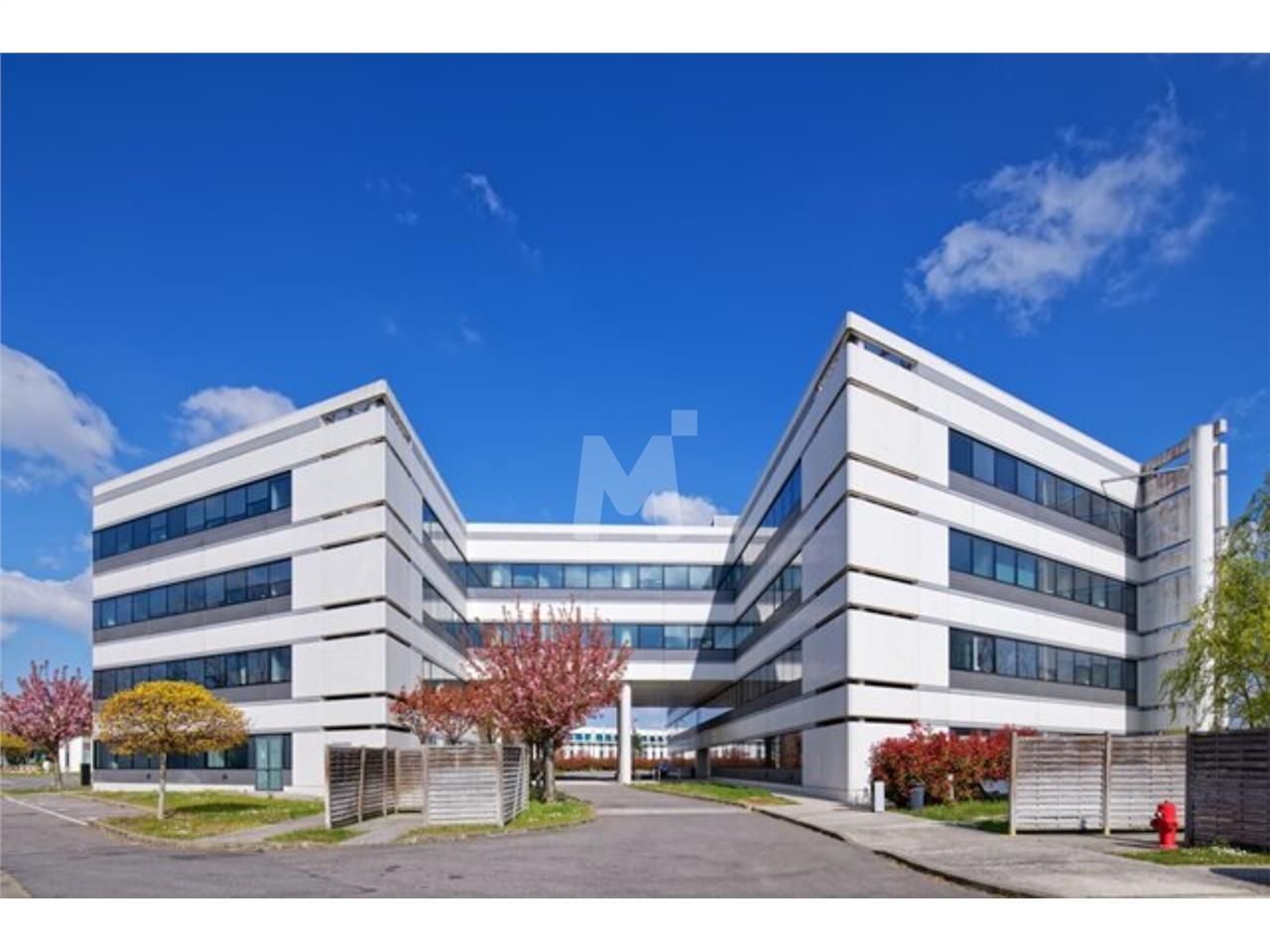 Au sein d'un parc paysager et sécurisé, nous vous