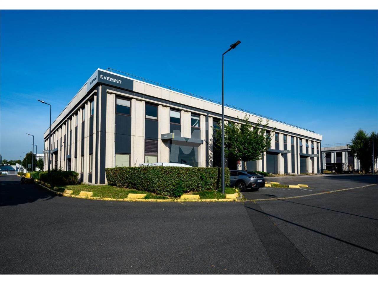 Dans un parc tertiaire paysager et sécurisé, nous