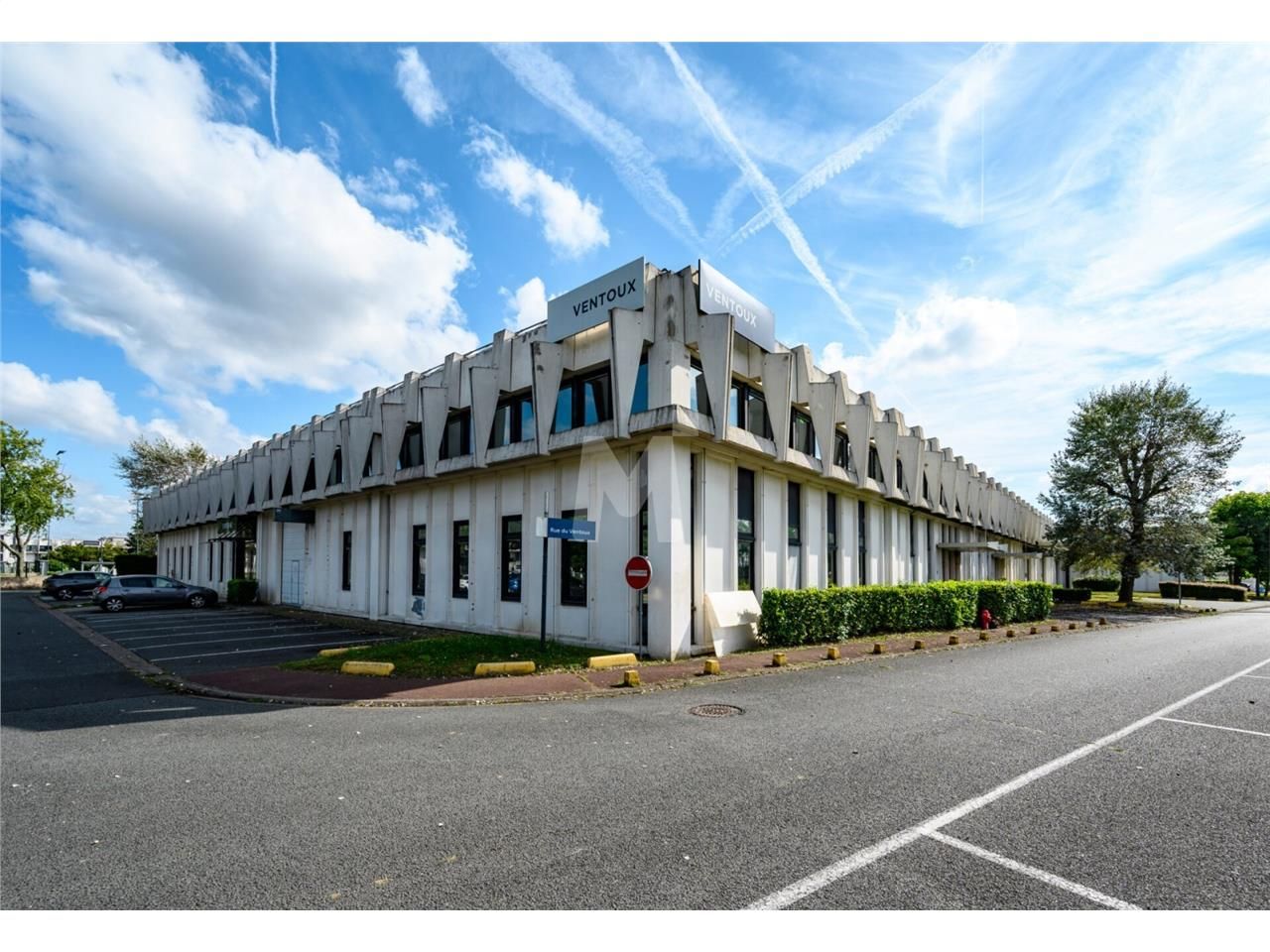 En façade de l'A6 et à proximité de la N104 (Fran