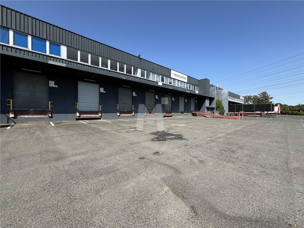 Idéalement situé au coeur du noeud routier A6/A10