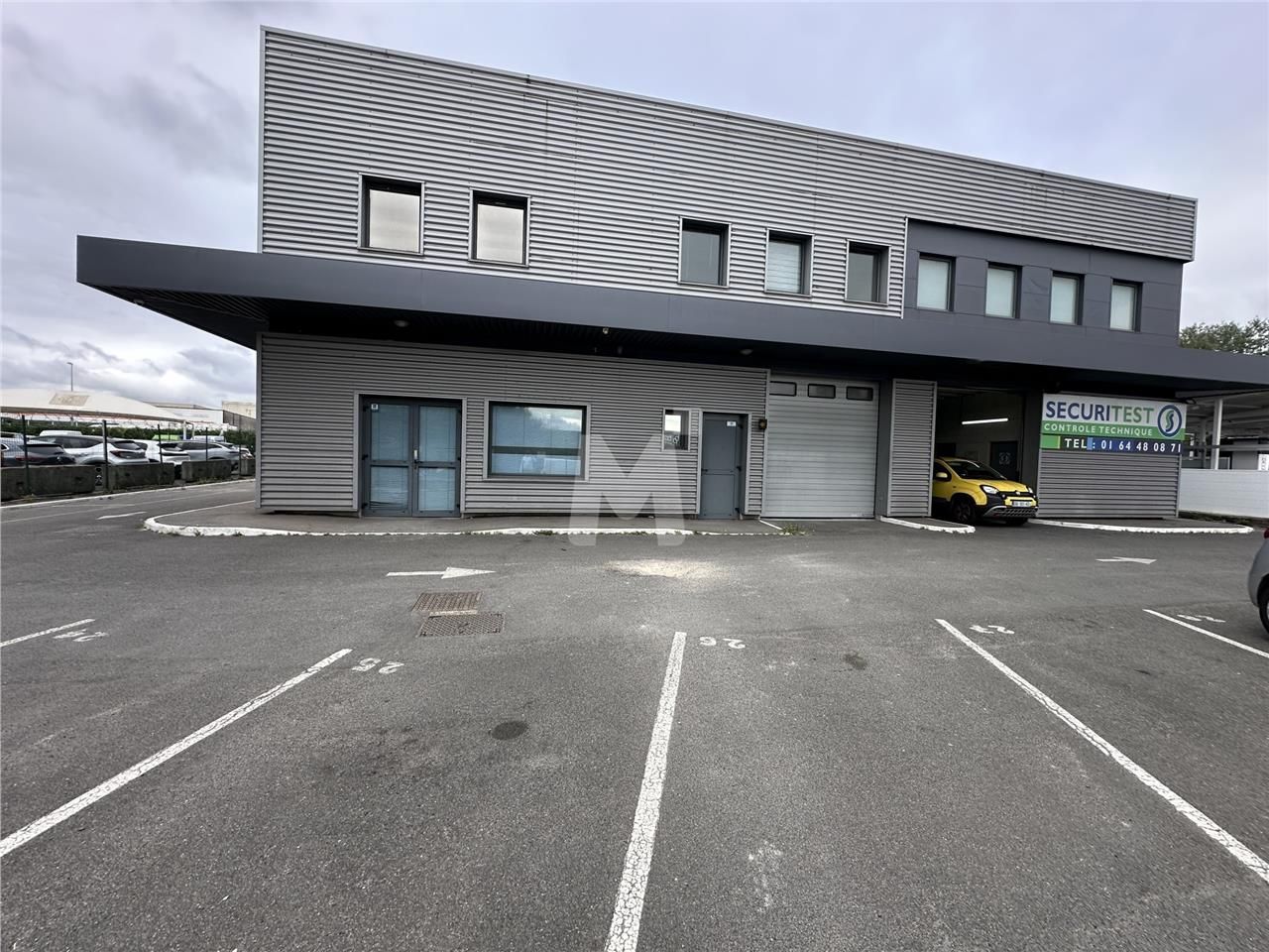 Dans un immeuble en R+1, nous vous proposons à la