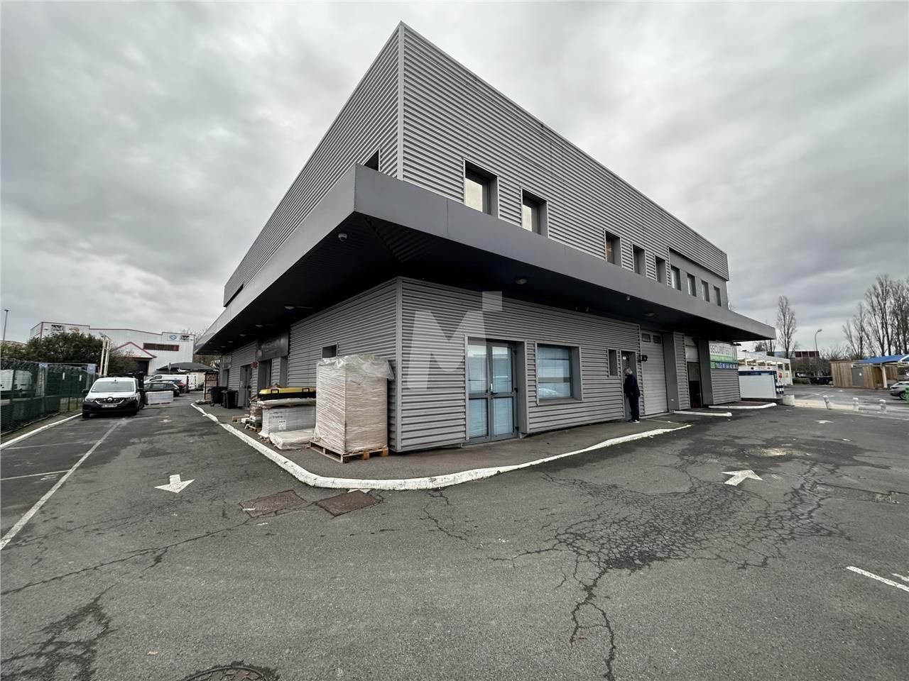 Dans un immeuble en R+1, nous vous proposons à la